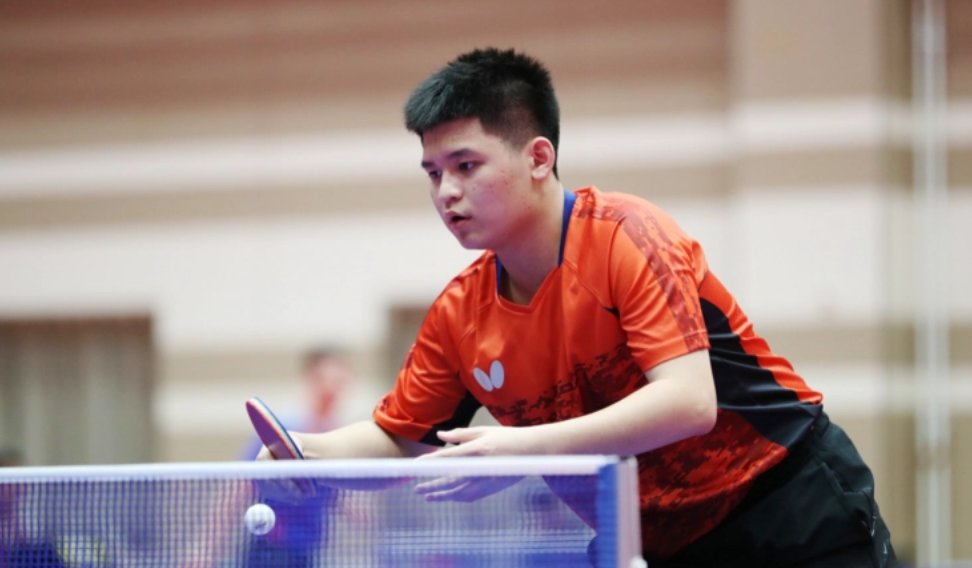 把球扑了出 把球扑了出